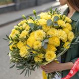 Маленькое фото 1: Букет из 50 желтых гвоздик с рускусом и эвкалиптом