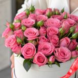 Маленькое фото 2: Букет из 15 кустовых розовых роз «Адель»