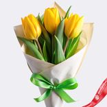 Маленькое фото 1: Букет из 3 желтых тюльпанов в упаковке