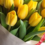 Маленькое фото 3: Букет из 17 желтых тюльпанов в белой упаковке