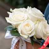 Маленькое фото 2: Букет из 5 белых роз Мондиаль с лентой, 50см, Эквадор