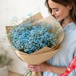 Маленькое фото 1: Букет из 7 синих гипсофил в крафте