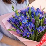 Маленькое фото 2: Букет из 35 синих ирисов в розовой бумаге