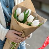Маленькое фото 1: Букет из 5 белых тюльпанов в крафте
