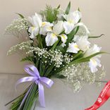 Маленькое фото 1: Букет из 7 белых ирисов с гипсофилой с фиолетовой лентой