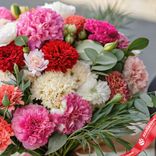 Маленькое фото 3: Яркий микс: 50 разноцветных гвоздик с зеленью