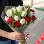 Маленькое фото 1: Букет из 11 белых тюльпанов и 6 красных гвоздик в пленке с лентой