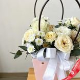 Маленькое фото 2: Букет из белых роз и хризантем «Нежность пудры»