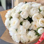 Маленькое фото 2: Букет из 50 белых пионов в крафте