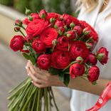 Маленькое фото 1: Букет из 15 пионовидных кустовых красных роз