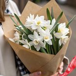 Маленькое фото 2: Букет из 15 белых нарциссов в крафте