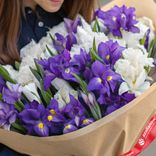 Маленькое фото 3: Букет из 51 фиолетового и 50 белых ирисов в крафте