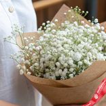 Маленькое фото 2: Букет из 5 белых гипсофил в крафте