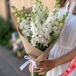 Маленькое фото 1: Букет из 15 белых дельфиниумов в крафте с белой лентой