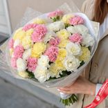 Маленькое фото 1: Летний микс: 50 белых, желтых и розовых гвоздик в пленке