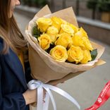 Маленькое фото 1: Букет из 15 желтых роз в крафте, 40см