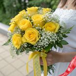 Маленькое фото 1: Букет из 11 желтых роз и гипсофил