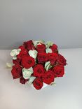 Фото флориста 1: Акция! Букет из 19 красных роз «Искушение в коробке»