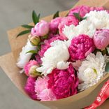 Маленькое фото 2: Букет из 50 ярко-розовых и белых пионов микс в крафте