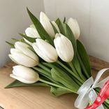 Маленькое фото 2: Букет из 7 белых тюльпанов с лентой