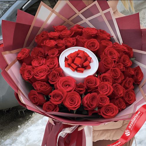 Букет из 51 розы «Страсть сюрприз» + Рафаэлло в подарок