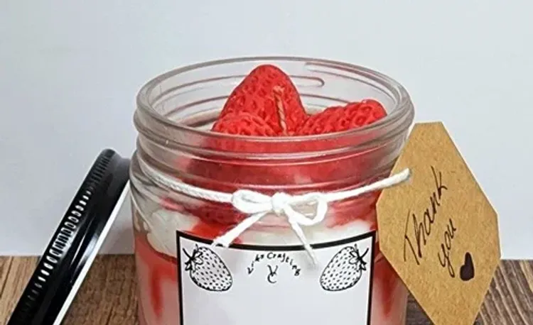 Восковые свечи с клубникой