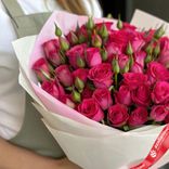 Маленькое фото 2: Букет из 25 кустовых малиновых роз в белой бумаге