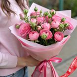 Маленькое фото 1: Букет на 14 Февраля из 7 розовых кустовых пионовидных роз в розовой упаковке