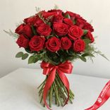 Маленькое фото 1: Букет из 31 красной розы с лентой, 40 см, Россия