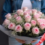 Маленькое фото 3: Букет из 21 розовой розы и гипсофил в серой упаковке