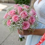 Маленькое фото 1: Букет из 11 розовых роз и гипсофил