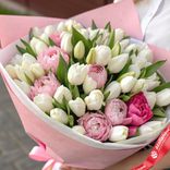 Маленькое фото 1: Букет из 50 белых тюльпанов и 7 розовых пионов
