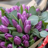 Маленькое фото 3: Лавандовый рассвет: 60 сиреневых тюльпанов с эвкалиптом