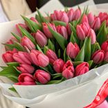 Маленькое фото 2: Букет из 30 розовых тюльпанов в белой бумаге с лентой