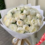 Маленькое фото 1: Букет из 25 белых кустовых пионовидных роз