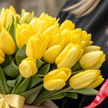 Маленькое фото 3: 25 желтых тюльпанов с золотой лентой, Россия