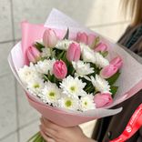 Маленькое фото 1: Букет из 7 белых кустовых хризантем и 10 розовых тюльпанов в пленке