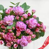 Маленькое фото 3: Букет из 9 фиолетовых пионов и 9 розовых роз