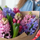 Маленькое фото 3: Букет из 15 гиацинтов в крафте