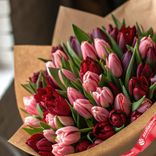 Маленькое фото 2: Букет из 50 бордовых и розовых тюльпанов в крафте