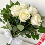 Маленькое фото 2: Букет из 5 белых роз с лентой, 40см, Россия
