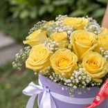 Маленькое фото 2: Букет из 11 желтых роз и гипсофил в коробке