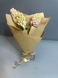 Фото флориста 1: Букет из 3 гиацинтов в крафте