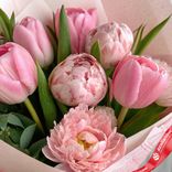 Маленькое фото 3: Букет из 5 розовых тюльпанов и 4 пионов