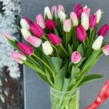 Маленькое фото 2: Букет из 11 розовых, 11 светло-розовых и 8 белых тюльпанов