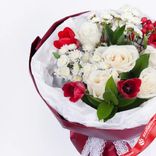 Маленькое фото 2: Букет из тюльпанов, роз, хризантем «Прима»