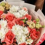 Маленькое фото 3: Букет из роз, гермини, фрезий, хризантем «До мурашек»