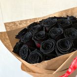 Маленькое фото 2: Букет из 19 черных роз в крафте с красной лентой, 50 см, Россия