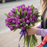 Маленькое фото 1: Букет из 51 сиреневого тюльпана с лентой, Россия