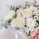 Маленькое фото 2: Акция! Букет из белых роз, хризантем и лизиантусов «Аккорд нежности»